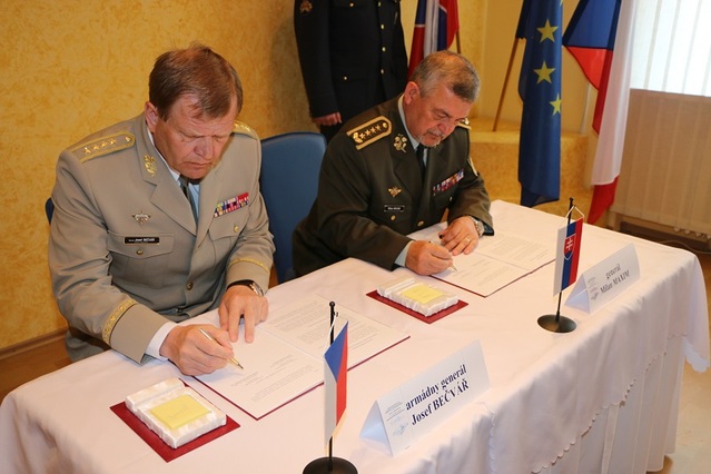 Podpis Koncepce spolupráce pozemních sil AČR a OS SR