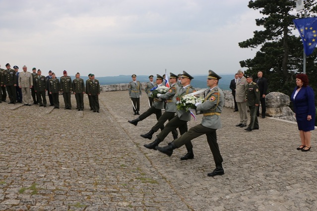Z pietního aktu u mohyly generála M. R. Štefánika na vrchu Bradlo