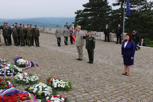 Z pietního aktu u mohyly generála M. R. Štefánika na vrchu Bradlo