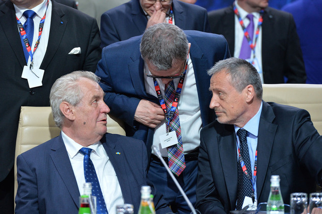 Prezident Miloš Zeman a ministr obrany Martin Stropnický na summitu NATO ve Varšavě