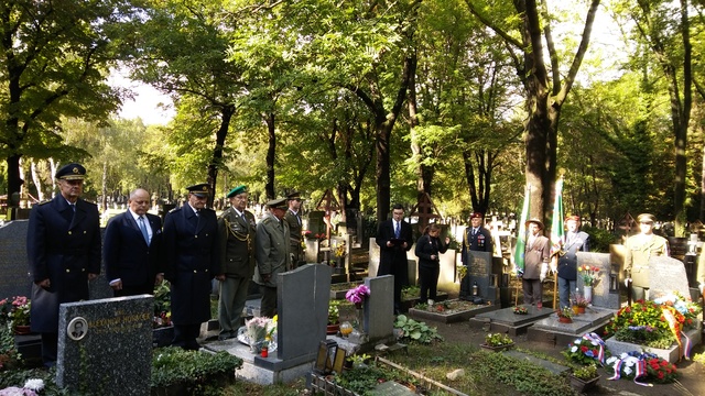 Pietní akt u hrobu legendárního velitele generála Karla Klapálka na pražských Olšanských hřbitovech