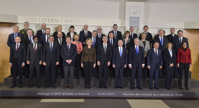 Společná fotografie ministrů obrany NATO