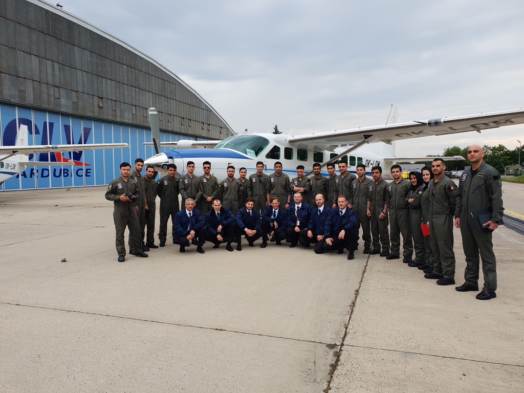 Základní výcvik v Centru leteckého výcviku v Pardubicích završili afghánští piloti a dvě pilotky