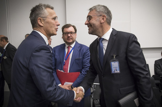 Ministr obrany Lubomír Metnar se zdraví s generálním tajemníkem NATO Jensem Stoltenbergem