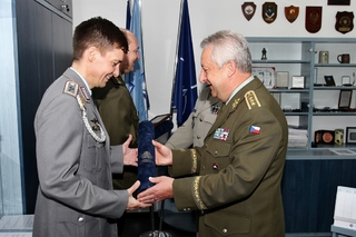 Ilustrační obrázek ke článkuGenerál Zůna předal ocenění AČR mezinárodním příslušníkům JCBRN Defence COE ve Vyškově