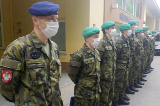 Nastoupení vojáci pod velením nadporučíka Antonína Krajíčka (vlevo).