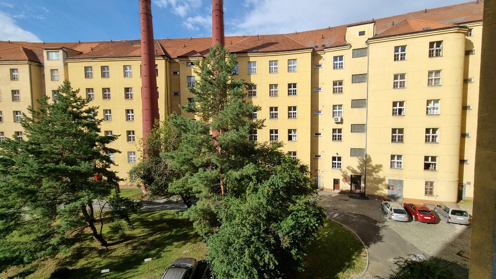 Budova ministerstva obrany padá lidem na hlavu, rekonstrukce je nezbytná. 