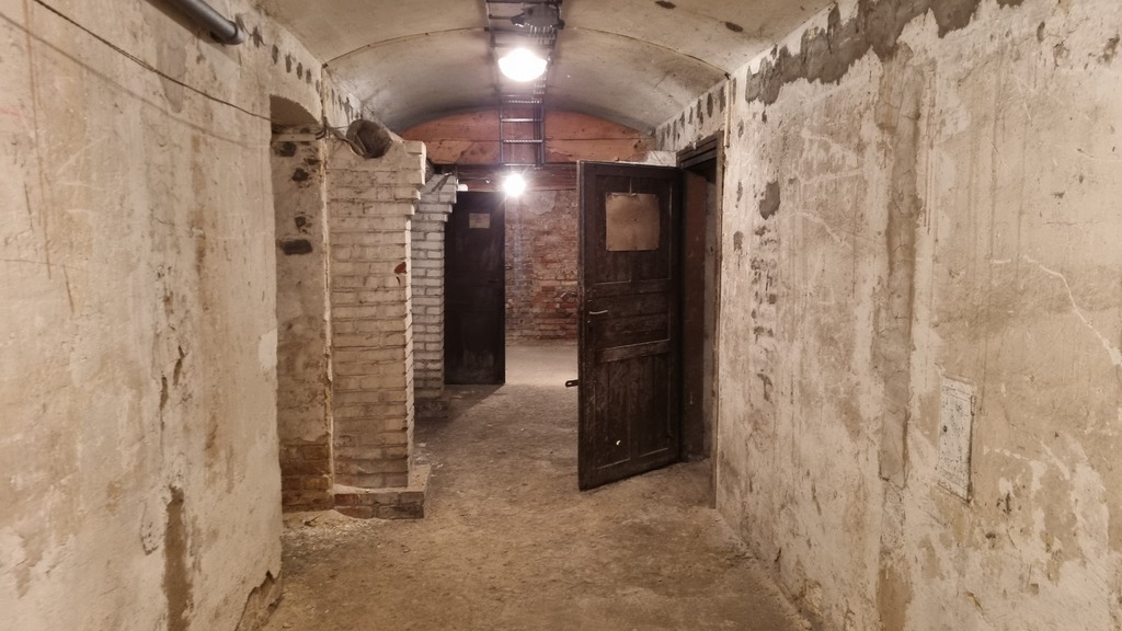 Budova ministerstva obrany padá lidem na hlavu