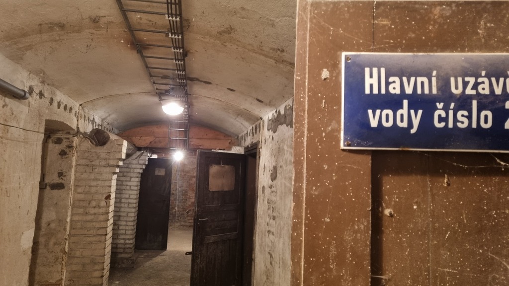 Budova ministerstva obrany padá lidem na hlavu