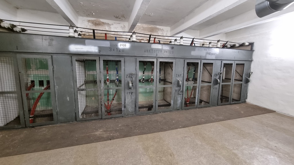 Budova ministerstva obrany padá lidem na hlavu