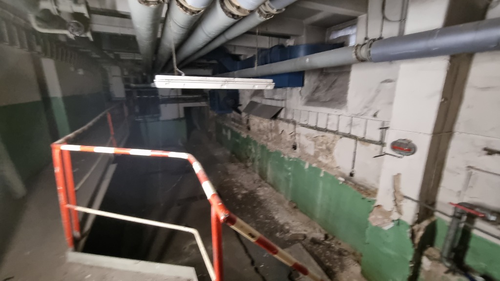 Budova ministerstva obrany padá lidem na hlavu