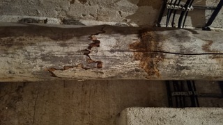 Budova ministerstva obrany padá lidem na hlavu