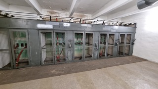 Budova ministerstva obrany padá lidem na hlavu