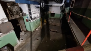 Budova ministerstva obrany padá lidem na hlavu