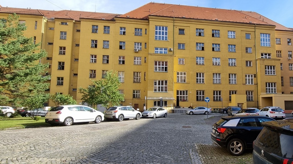 Budova ministerstva obrany padá lidem na hlavu, rekonstrukce je nezbytná. Nájemní smlouva na náhradní prostory ještě není uzavřena