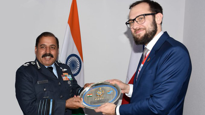 Náměstek Tomáš Kopečný a velitel vzdušných sil Indie maršál RKS Bhadauria – bilaterální setkání v rámci veletrhu DefExpo 2020 v indickém Lucknow.