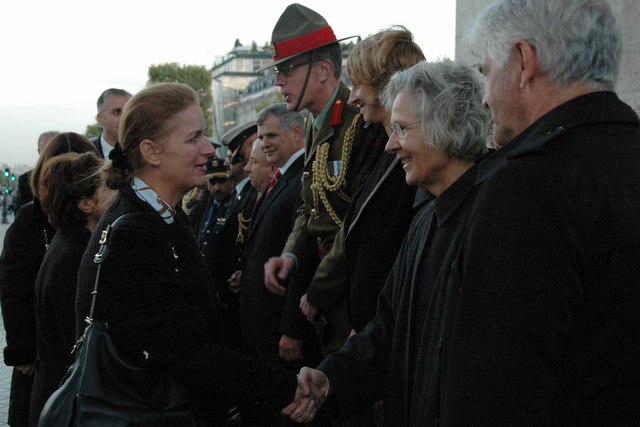 Náměstkyně ministra obrany se zdraví s účastníky obřadu zapálení věčného plamene u Hrobu neznámého vojína