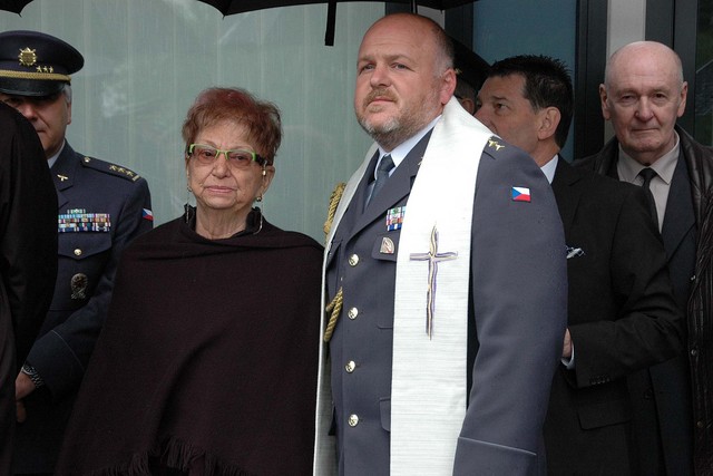 Manželka zesnulého gen. Škarvady a vojenský kaplan, jenž obřadem provázel, kapitán Zdeněk Mikulka