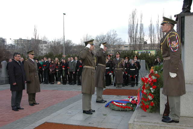 Desítky lidí si přišly na Olšanské hřbitovy připomenout Den obránců vlasti 4