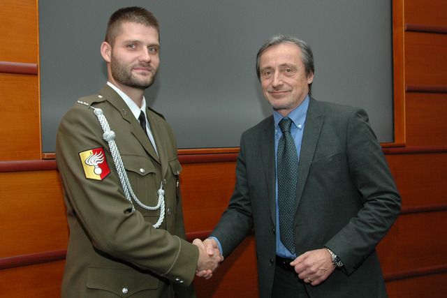 Ministr obrany Martin Stropnický děkuje rotnému Ondřeji Nagymu. V krátkém proslovu mj. uvedl, že jde o důležitý vzkaz pro společnost. "Přispěl jste k posílení prestiže Armády ČR a Vojenské policie, což je velice důležité," podotkl rovněž. 
