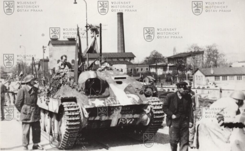 Fotografie - útočné vozy pražských povstalců