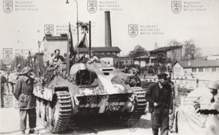 Fotografie - útočné vozy pražských povstalců
