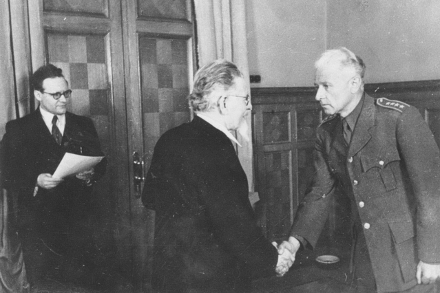 Předseda prezídia Nejvyššího sovětu SSSR Michail Ivanovič Kalinin předává plukovníku Ludvíku Svobodovi Leninův řád