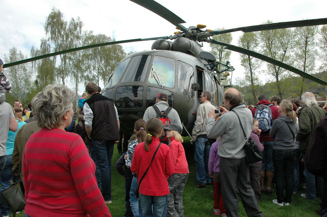 Vrtulník Mi-17 ze kbelské základny dopravního letectva zavalily desítky dospělých i dětí