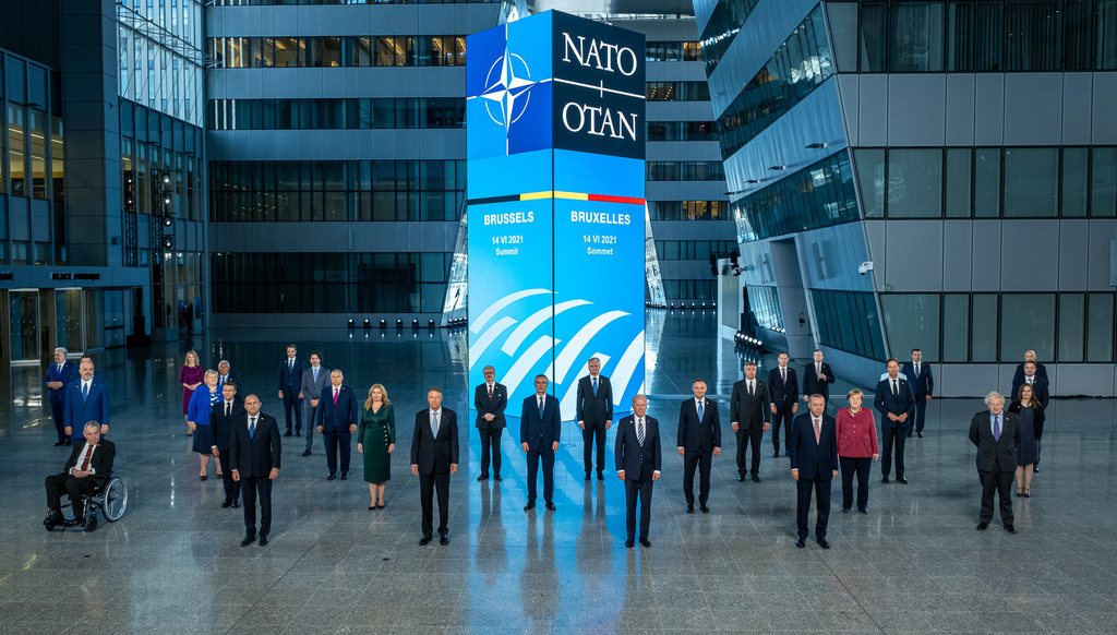 Společná fotografie hlav států členských zemí NATO