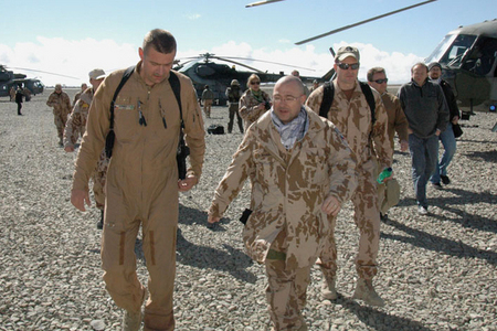 Ministr obrany si s českými vojáky v Afghánistánu připomněl smutné výročí