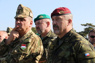 Za Armádu ČR se cvičení zúčastnili i náčelník GŠ AČR armádní generál Aleš Opata (vpravo) a velitel Pozemních sil AČR generálmajor Josef Kopecký (uprostřed)