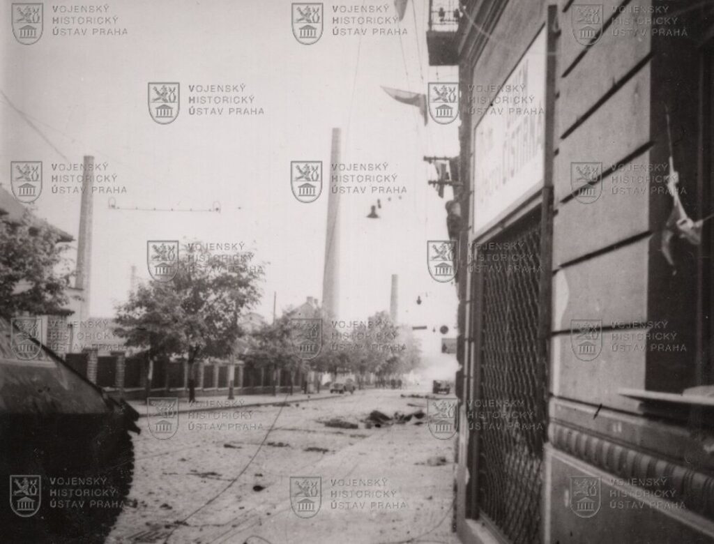 Fotografie - útočné vozy pražských povstalců
