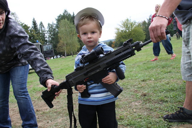 S útočnou puškou Bren 