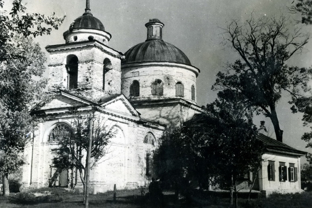 Kostel Zesnutí přesvaté bohorodičky v Sokolovu. Snímek z roku 1953, pořízený výpravou čs. novinářů.