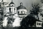 Kostel Zesnutí přesvaté bohorodičky v Sokolovu. Snímek z roku 1953, pořízený výpravou čs. novinářů.
