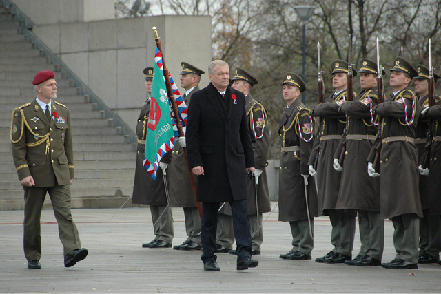 Ministr obrany a náčelník Generálního štábu AČR provádí přehlídku nastoupených jednotek