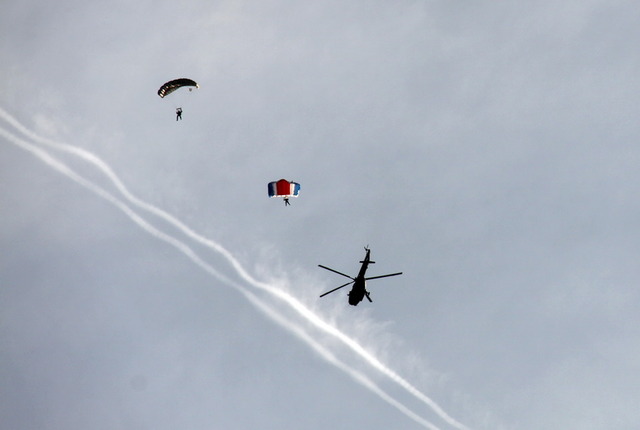 Seskoky parašutistů
