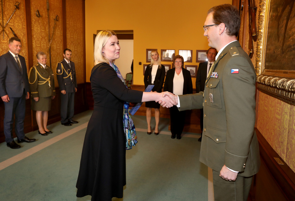 Ministryně obrany předala jmenovací dekret profesorovi Pokornému 