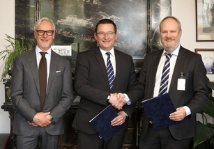 Náměstek pro řízení sekce vyzbrojování a akvizic MO Lubor Koudelka a výkonný ředitel společnosti Airbus Defence and Space AS Anders Øygarden dnes podepsali smlouvu na patnáctiletý pronájem zabezpečeného satelitního pásma UHF pro systém TACSAT. 