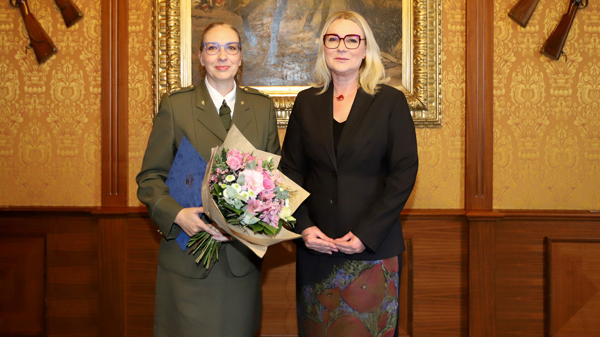 Podplukovnice Jana Žďárová Karasová z Univerzity obrany převzala profesorský dekret