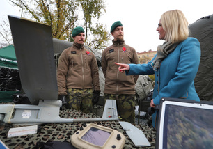 Ze vzpomínkové akce ke Dni válečných veteránů na náměstí Míru v Praze 2