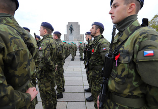 Při slavnostním nástupu u Národního památníku na Vítkově si čeští vojáci i další přítomní připomněli oběti a účastníky válek. 