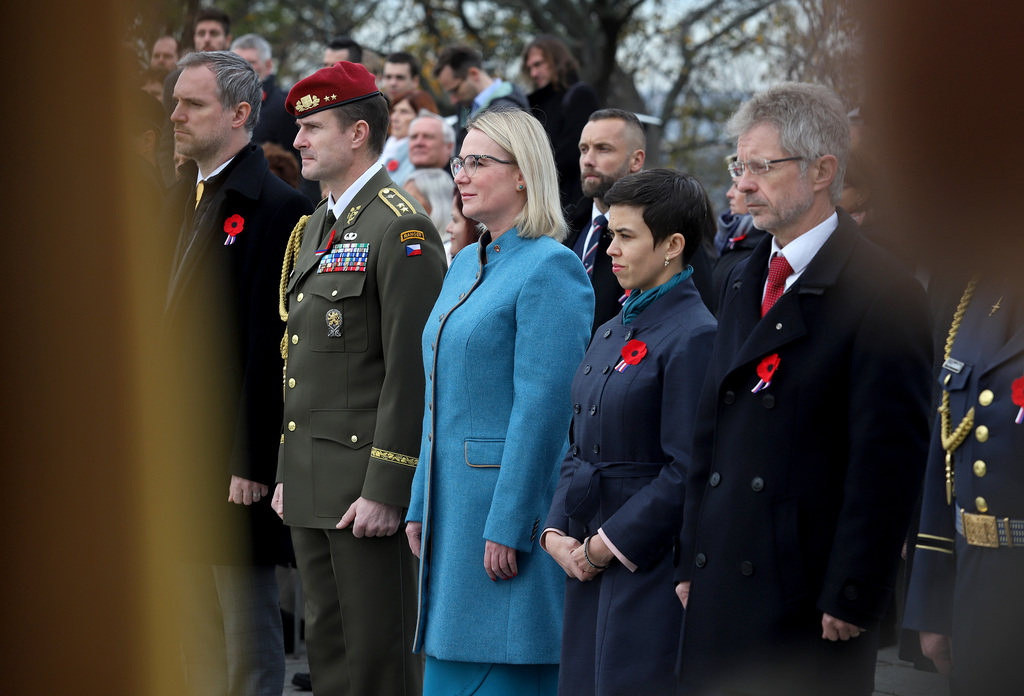 Při slavnostním nástupu u Národního památníku na Vítkově si čeští vojáci i další přítomní připomněli oběti a účastníky válek. 