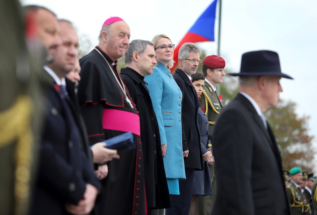 Den válečných veteránů se slaví celosvětově 11. listopadu, u příležitosti konce první světové války. Květy vlčího máku pokrývaly hroby vojáků padlých na západní frontě a staly se proto symbolem tohoto svátku. 