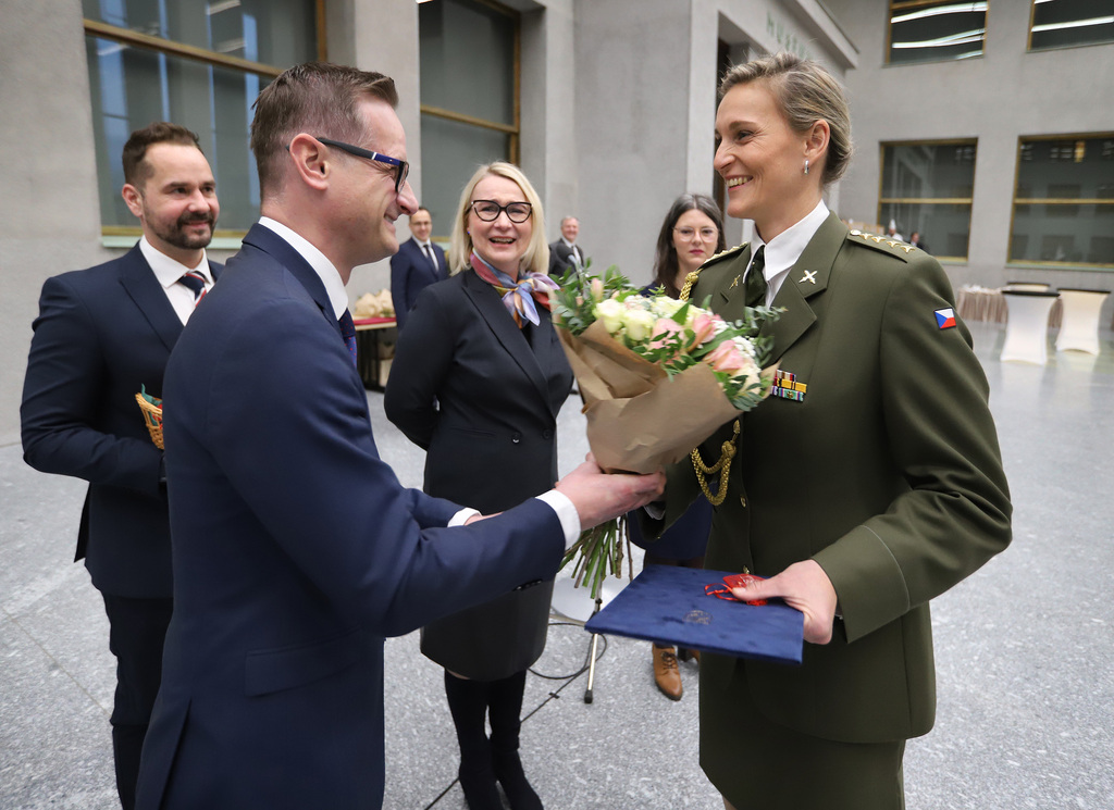Ministryně obrany Jana Černochová předala sportovcům ASC Dukla děkovné listy za výbornou reprezentaci