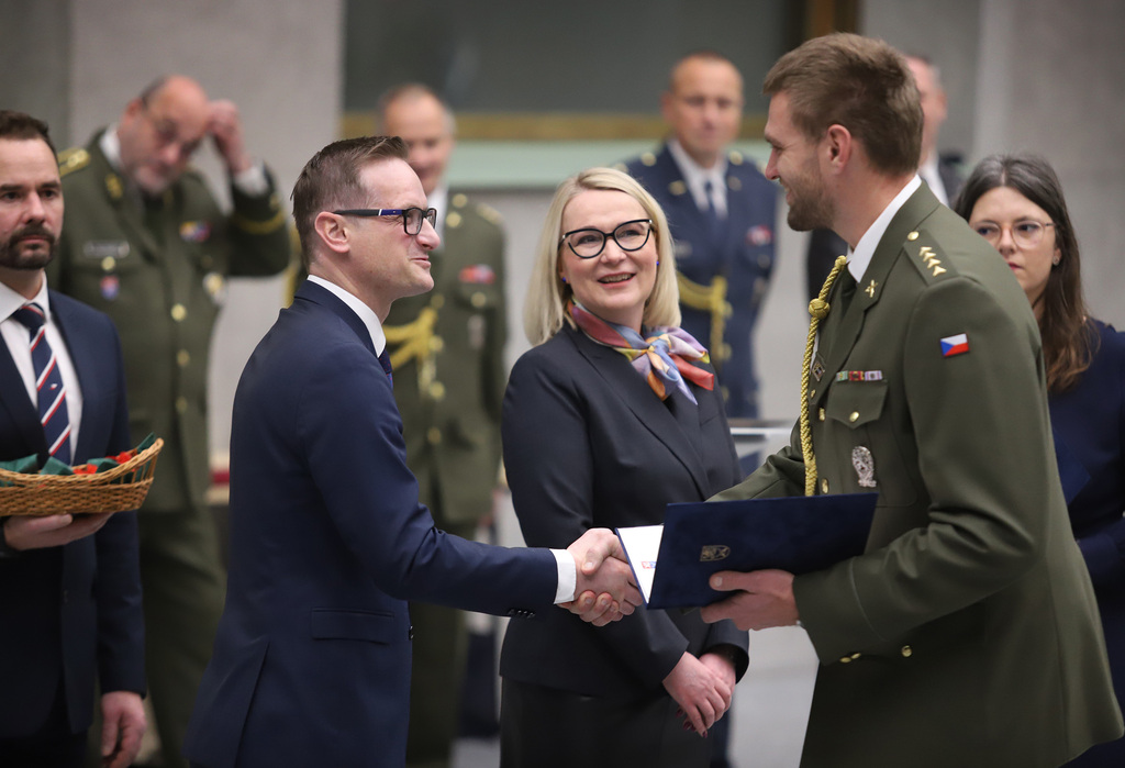 Ministryně obrany Jana Černochová předala sportovcům ASC Dukla děkovné listy za výbornou reprezentaci