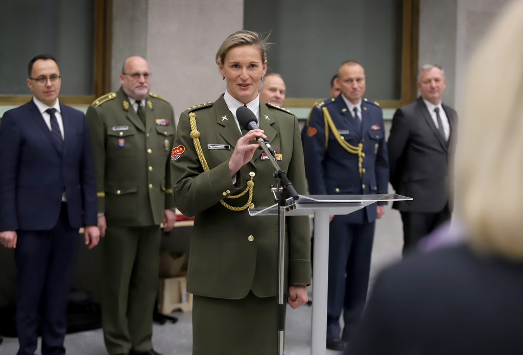 Ministryně obrany Jana Černochová předala sportovcům ASC Dukla děkovné listy za výbornou reprezentaci