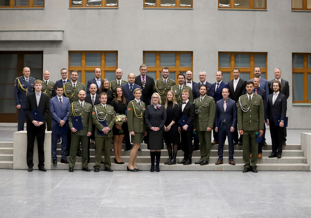 Ministryně obrany Jana Černochová předala sportovcům ASC Dukla děkovné listy za výbornou reprezentaci