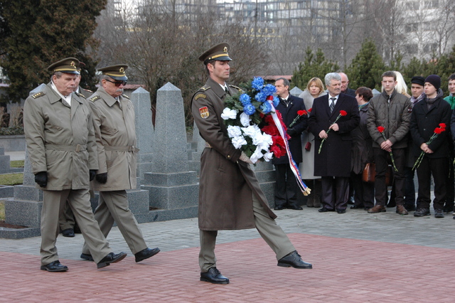 Desítky lidí si přišly na Olšanské hřbitovy připomenout Den obránců vlasti 5