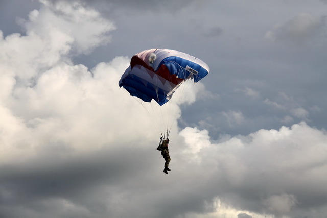 Seskoky parašutistů
